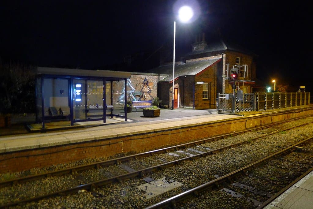Clean removal of festive lighting after the season