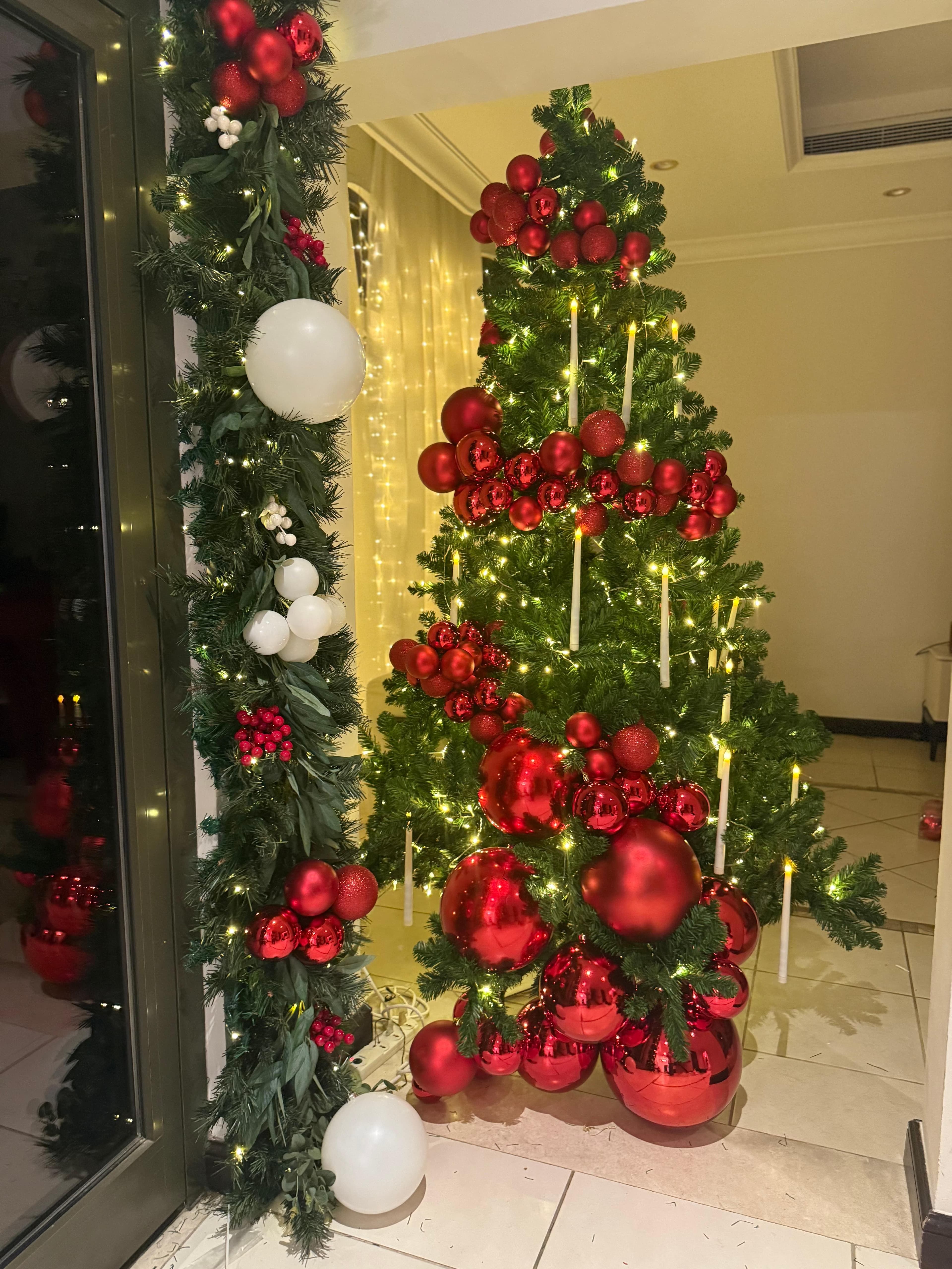Warm candlelit Christmas tree and garland — Festive Occasions Dubai